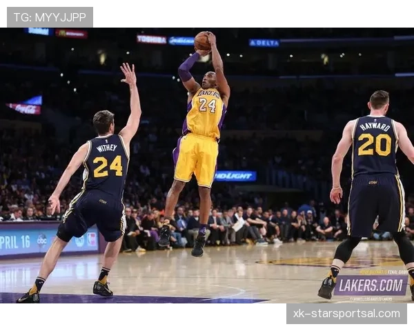 科比无球跑动牵制防守，拉开空间改变湖人进攻结构